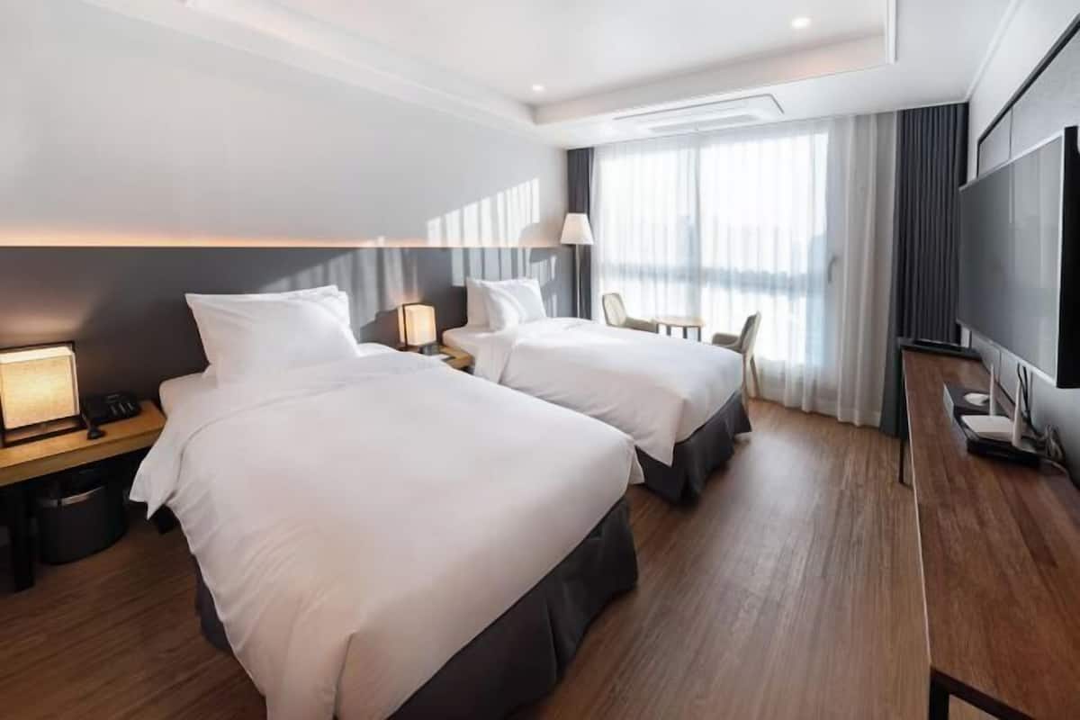 Premium bedding, down duvets, minibar, blackout curtains