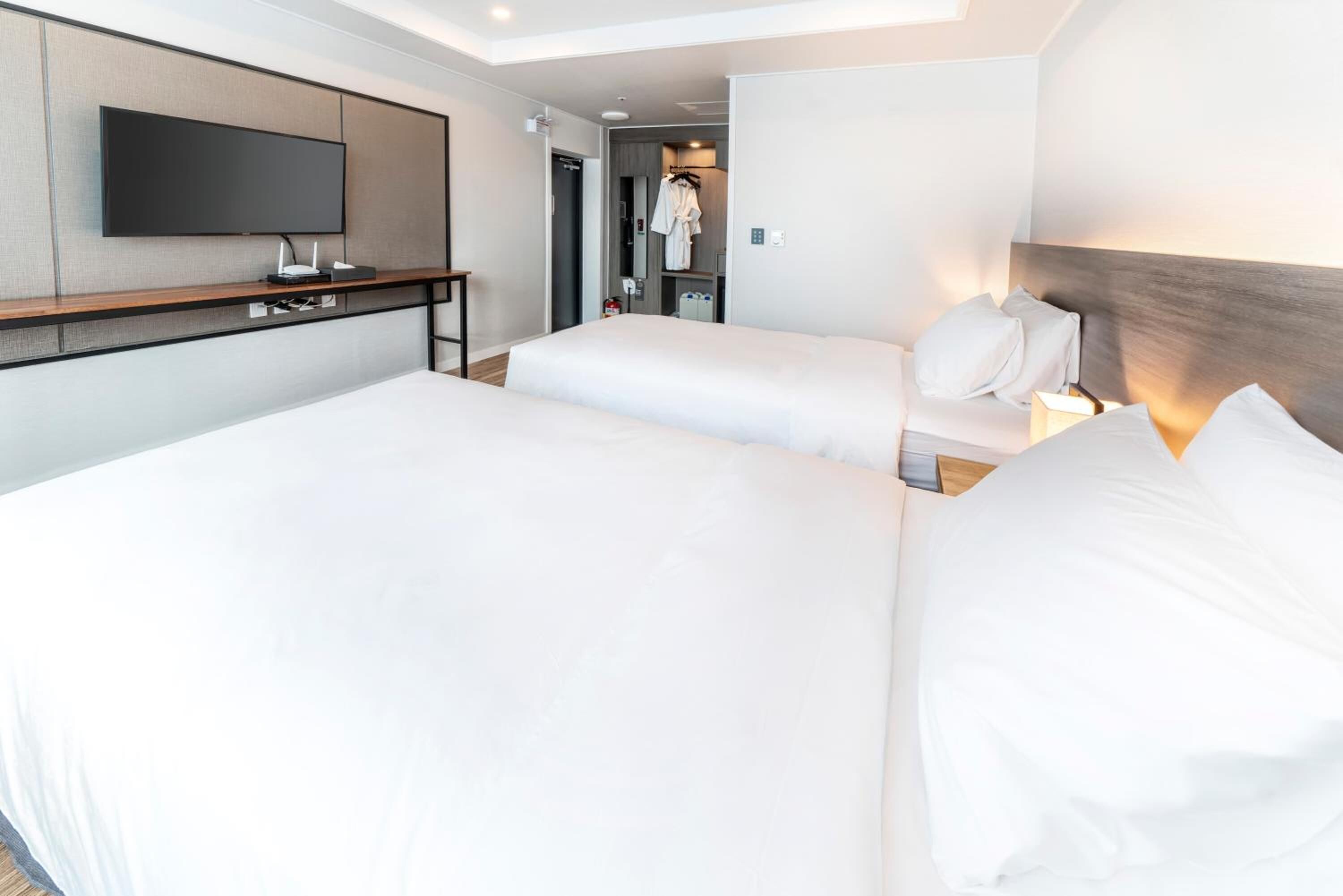 1 bedroom, premium bedding, down duvets, minibar