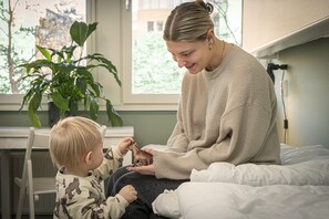 Desk, blackout curtains, soundproofing, iron/ironing board - Göteborg Hostel (Gothenburg)