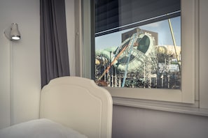 Bureau, rideaux occultants, chambres insonorisées