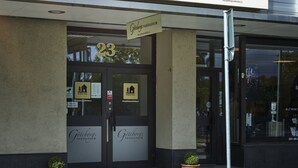A hotel entrance with a sign reading "Gotebergs VANDRARHEM" and a hostel symbol. - Göteborg Hostel (Gothenburg)