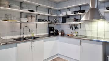 Lemari es di ruangan bersama dan microwave di ruangan umum