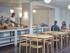 Petit déjeuner continental (129 SEK par personne)