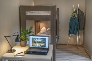 Habitación familiar, baño privado | Escritorio, cortinas opacas, sistema de insonorización