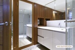 Badekar, hårtørrer, håndklæder, Sæbe
