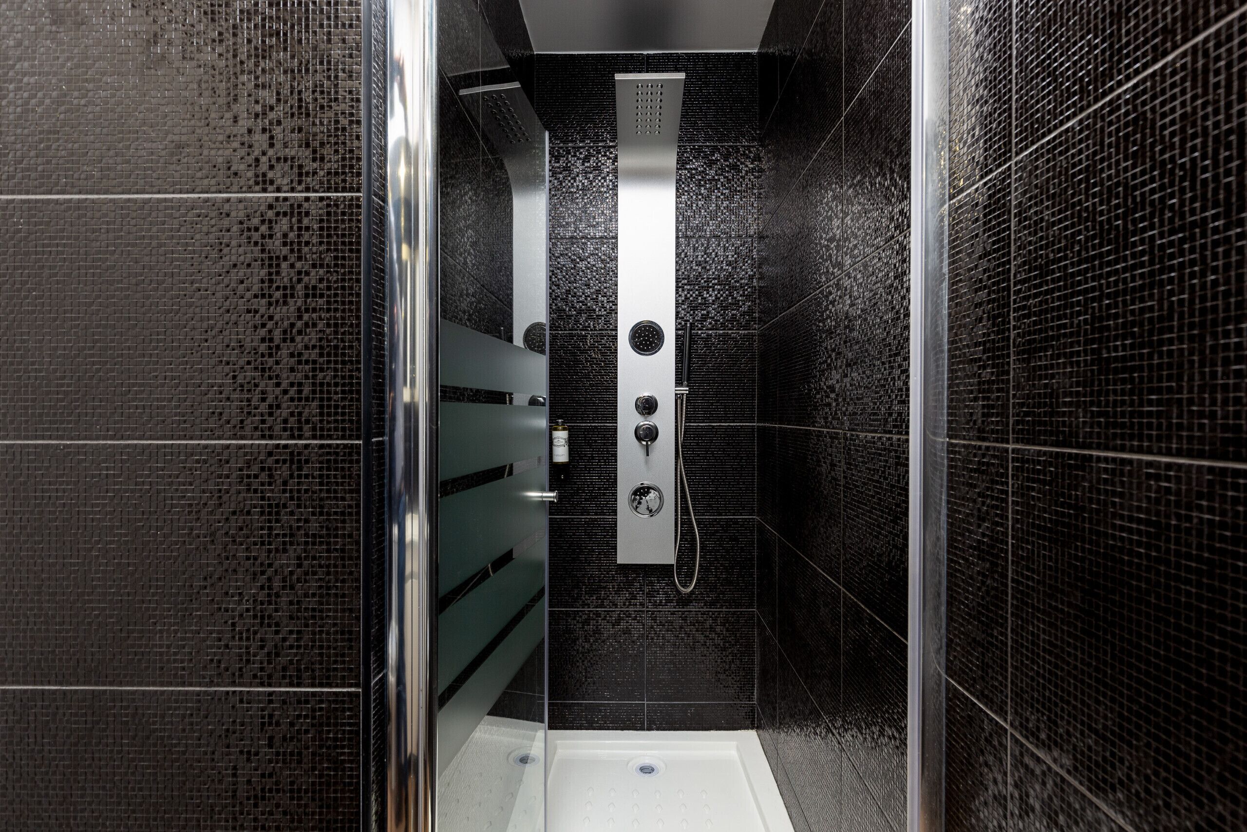 Douche, séchoir à cheveux, serviettes fournies