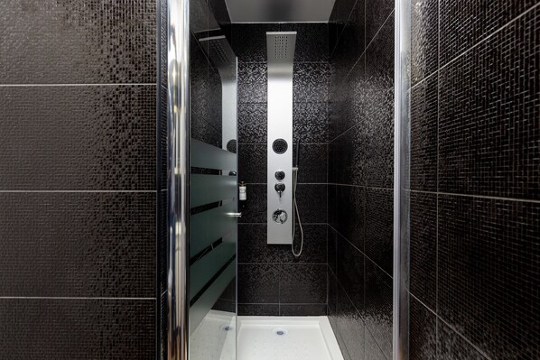 Een douche, een haardroger, handdoeken