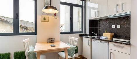 Réfrigérateur, micro-ondes, cafetière/bouilloire, bouilloire électrique