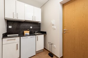 Kühlschrank, Mikrowelle, Wasserkocher mit Kaffee-/Teezubehör