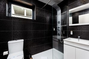 Dusche, Haartrockner, Handtücher