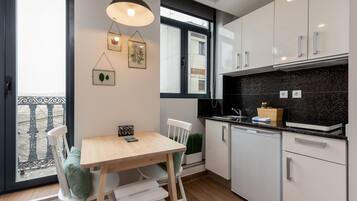 Kühlschrank, Mikrowelle, Wasserkocher mit Kaffee-/Teezubehör