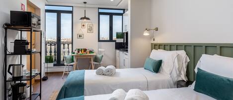 Tabla de planchar con plancha, wifi gratis y ropa de cama