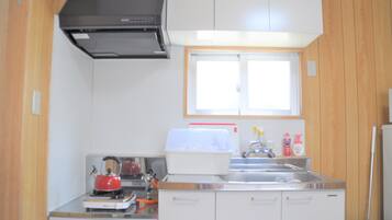 Basic-Haus | Eigene Küche | Kühlschrank, Mikrowelle, Herdplatte, Grillplatte