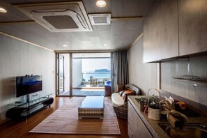 42-inch LED TV with cable channels, TV - Visby Jeju Palm Village (Seogwipo)