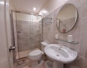 Chuveiro, bidê, toalhas de banho, sabonete