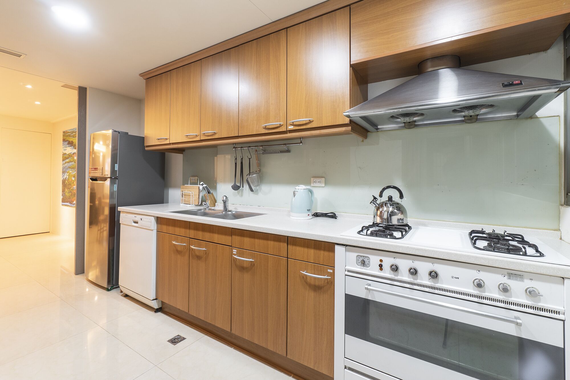 Kühlschrank, Mikrowelle, Ofen, Herdplatte