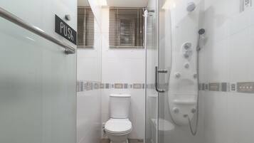 Dusche, Haartrockner, Handtücher, Seife