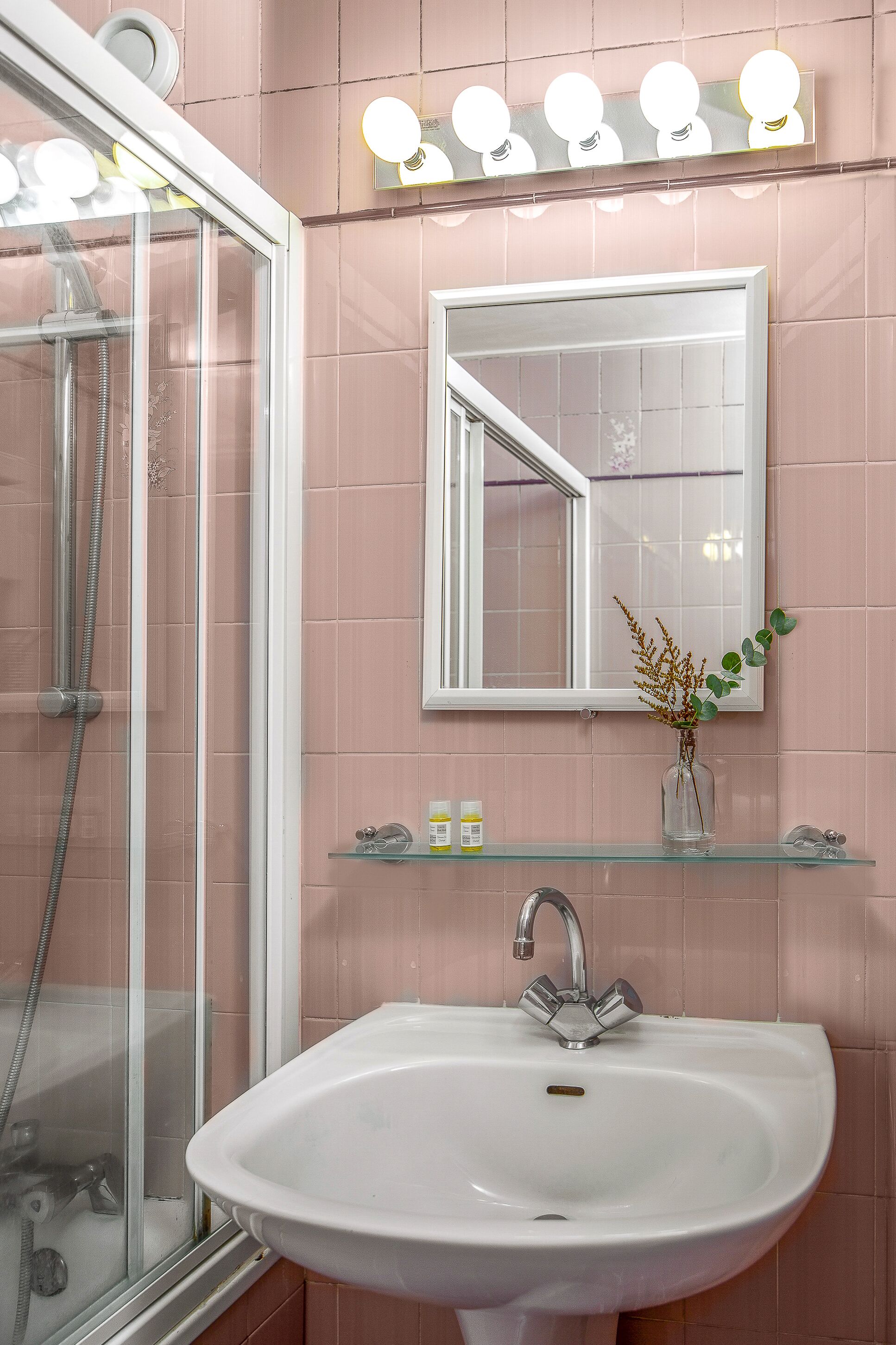 superior room, garden view | bathroom | hair dryer, towels, shampoo, toilet paper