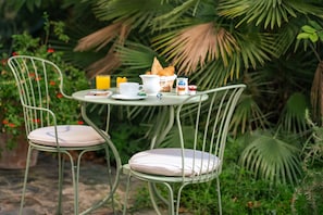 Daily continental breakfast (EUR 16 per person)