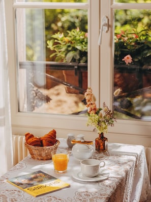 Daily continental breakfast for a fee - Hôtel des Grandes Ecoles (Paris)