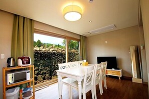 House (Modajung 30) | In-room dining - Sammoru Pension (Seogwipo)