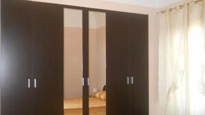 مكتب وواي فاي مجانًا وملاءات أسرّة