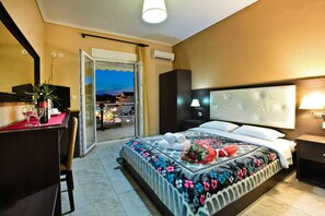 Habitación doble Confort, vista al mar | Sábanas de algodón egipcio, ropa de cama de alta calidad y minibar