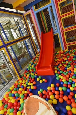 Área de juegos infantiles techada