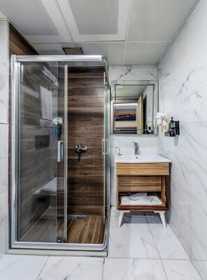 Douche, douche à « effet pluie », articles de toilette de luxe