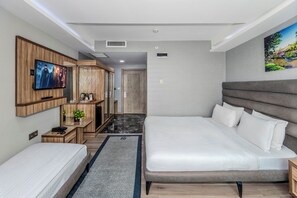 ห้องดีลักซ์สำหรับสี่ท่าน | ผ้าปูที่นอนฝ้ายอียิปต์,   เครื่องนอนระดับพรีเมียม, ผ้านวมขนเป็ด, มินิบาร์