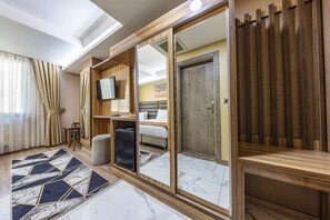 Deluxe Aile Oda | Egyptian cotton sheets, premium bedding, down comforters, minibar