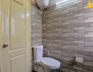 Shower, free toiletries, towels