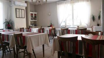 Colazione continentale, servita tutte le mattine (5 EUR a persona)