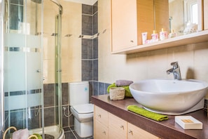 Villa, 3 chambres | Salle de bain | Douche, serviettes fournies