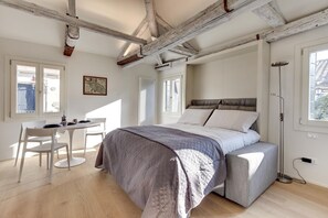 Decoración personalizada, muebles diferentes y escritorio 