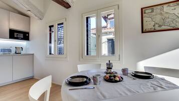 Apartamento City, terraza, vistas a la ciudad | Servicio de comidas en la habitación