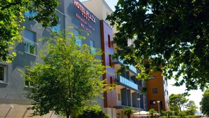 A multi-story hotel with a modern design, featuring balconies and a prominent sign for the hotel plaza. - Hotel Plaza Omis (Omis)