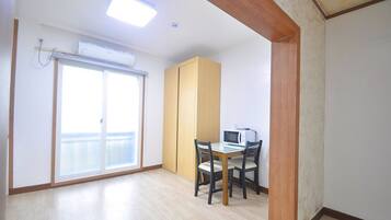 Studiosuite (16 Autumn) | Wohnbereich | LED-Fernseher