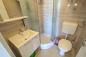 Studio classique | Salle de bain | Douche, articles de toilette (gratuits), séchoir à cheveux, peignoirs