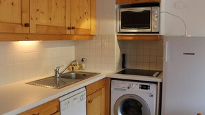 Kaffetrakter/tekoker, kjøleskap, mikrobølgeovn og ovn