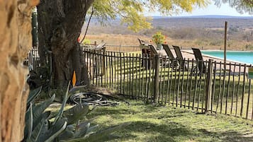Butterfly Cottage | Garden view