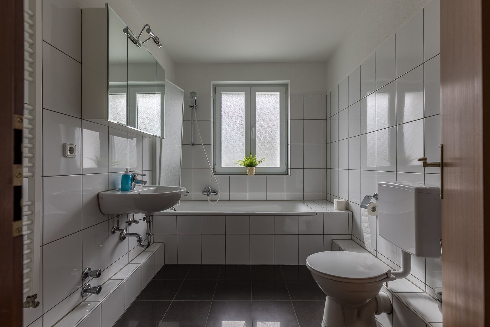 Doppel- oder Zweibettzimmer, Gemeinschaftsbad (76.) | Badezimmer | Handtücher