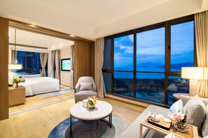 Deluxe-Suite, Seeblick | Minibar, Zimmersafe, Schreibtisch, Verdunkelungsvorhänge