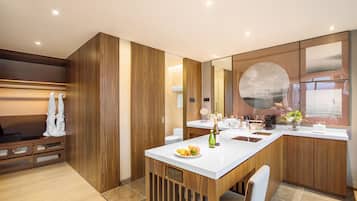 Exe Family Room | Minibar, in-room safe, desk, blackout drapes