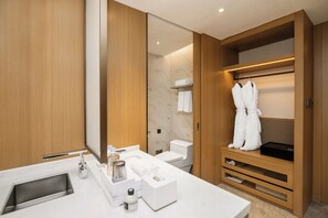 Exclusive-Doppelzimmer, Seeblick | Badezimmer | Dusche, Regendusche, kostenlose Toilettenartikel, Bademäntel
