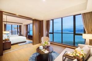 Luxury-Suite, Seeblick | Minibar, Zimmersafe, Schreibtisch, Verdunkelungsvorhänge