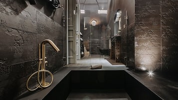 Superior Suite | Bathroom