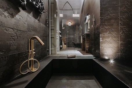 Superior Suite | Bathroom | Free toiletries, hair dryer, bathrobes, slippers