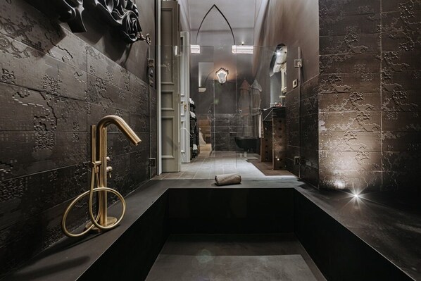 Superior Suite | Baño | Amenidades de baño gratuitas, secadora de cabello, batas, pantuflas