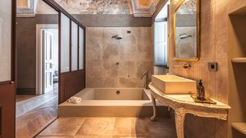 Superior Suite | Salle de bain | Articles de toilette gratuits, sèche-cheveux, peignoirs, chaussons